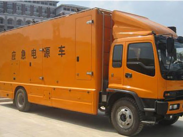 金昌冬季柴油发电机启动前，如何检查燃油系统中的积水？